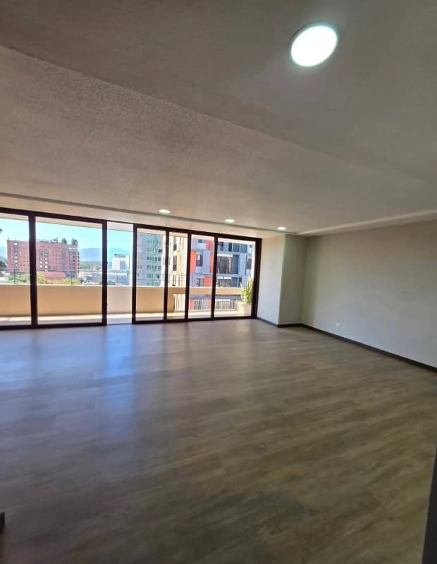 Amplio apartamento en venta zona 10
