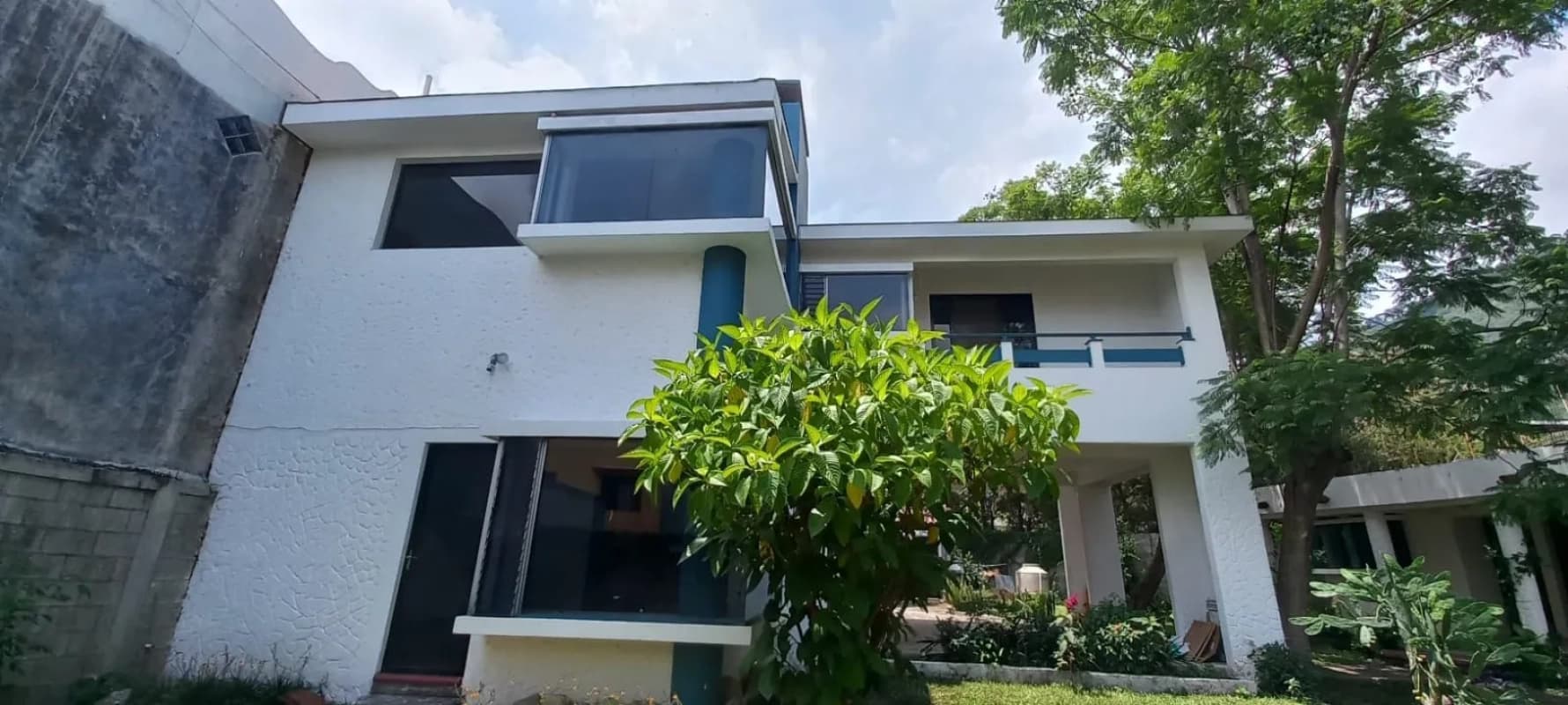 PANAJACHEL I CASA EN RESIDENCIAL l 2 APTO. INDEPENDIENTES AMPLIA PROPIEDAD CON JARDÍN FRONTAL Y POSTERIOR
