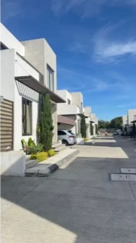 VENTA DE MODERNA CASA EXCELENTE UBICACIÓN - BLV. SAN CRISTOBAL
