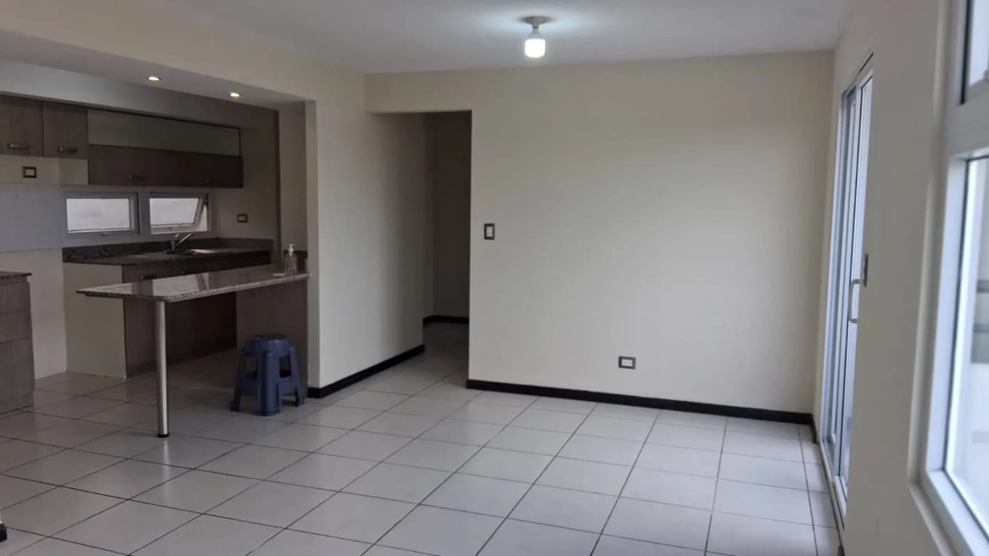Condado Naranjo, aparamento nivel medio con balcón Q1,400,000