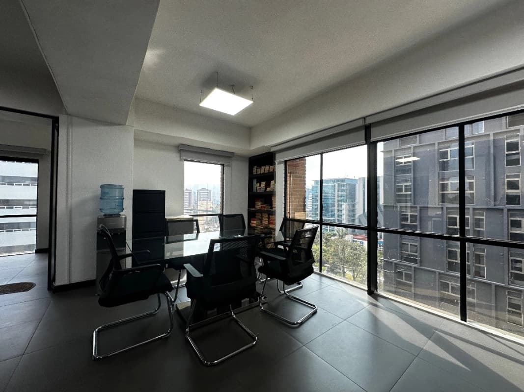 Oficina en alquiler en zona 10, Edificio Paladium