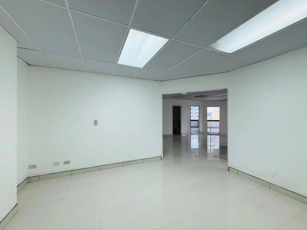 ALQUILER DE OFICINA TABICADA 185MT2 - MURANO CENTER, ZONA 10