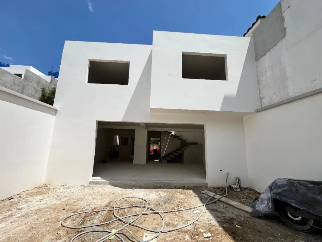 Casa en venta de 4 habitaciones, Hacienda Real, Zona 16 Lista para Abril 2026