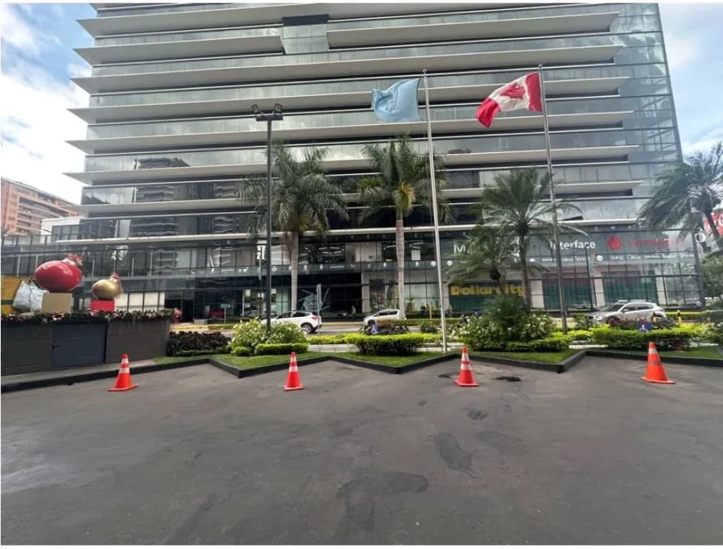 Oficina en Renta – Zona 10 | Frente a Oakland Mall y Design Center