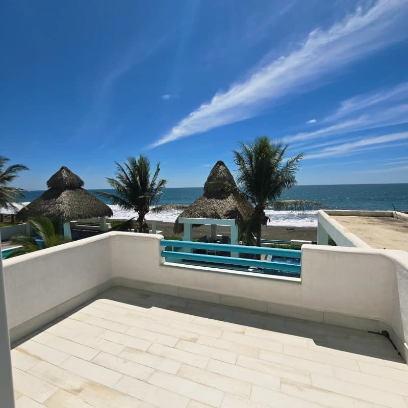 Casa De Playa en Venta Frente al mar en Monterrico