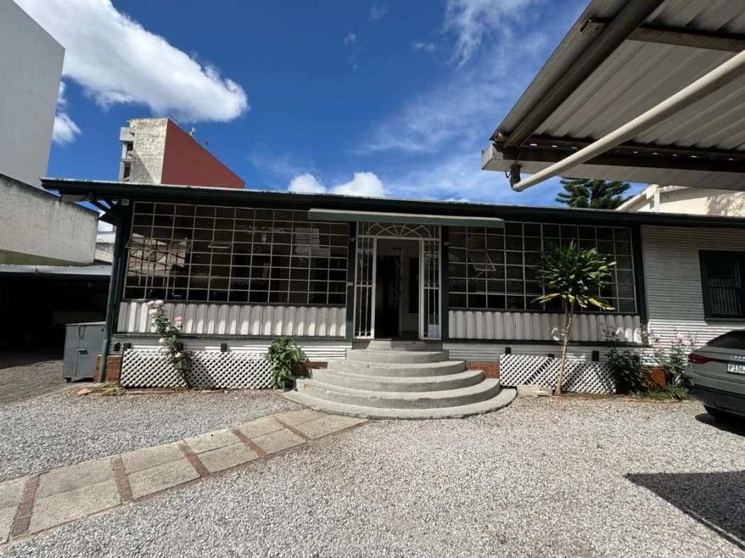 Casa para oficinas en zona 13, a pocos pasos de las Américas.