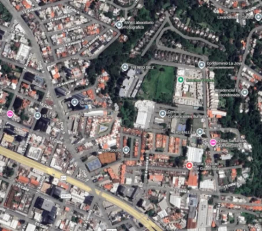 CASA EN VENTA - ZONA 10 - CERCA DE CENTRO DE CONVENCIONES ILUMINA
