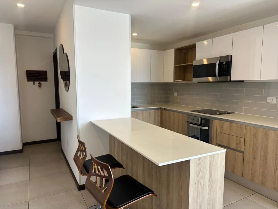 Apartamento Semi-Amueblado  en Renta Zona 10 codigo.DA36120