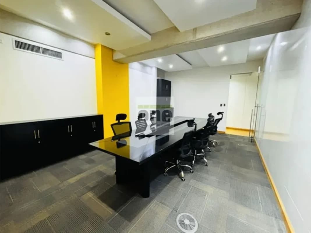 Zona 10 Edificio Platina oficina amueblada de 130 mts