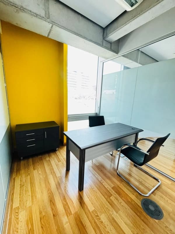 Oficina Amueblada de 130 mts en alquiler en zona 10