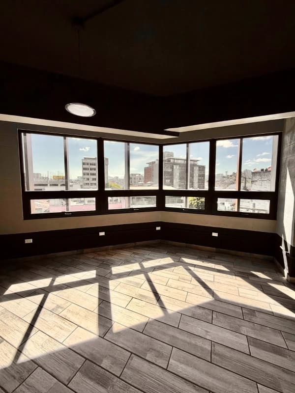 Zona 4 • Oficina en Renta • Edificio Séptimo • 42 M²