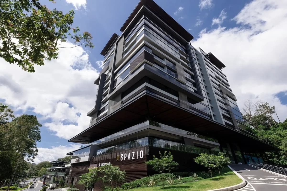 📍 OFICINA EN RENTA – EDIFICIO SPAZIO | ZONA 15