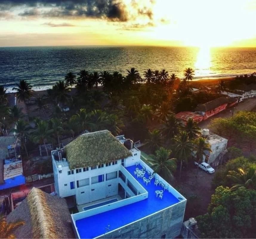 Hotel en venta en Monterrico frente al mar – Inversión turística en Guatemala