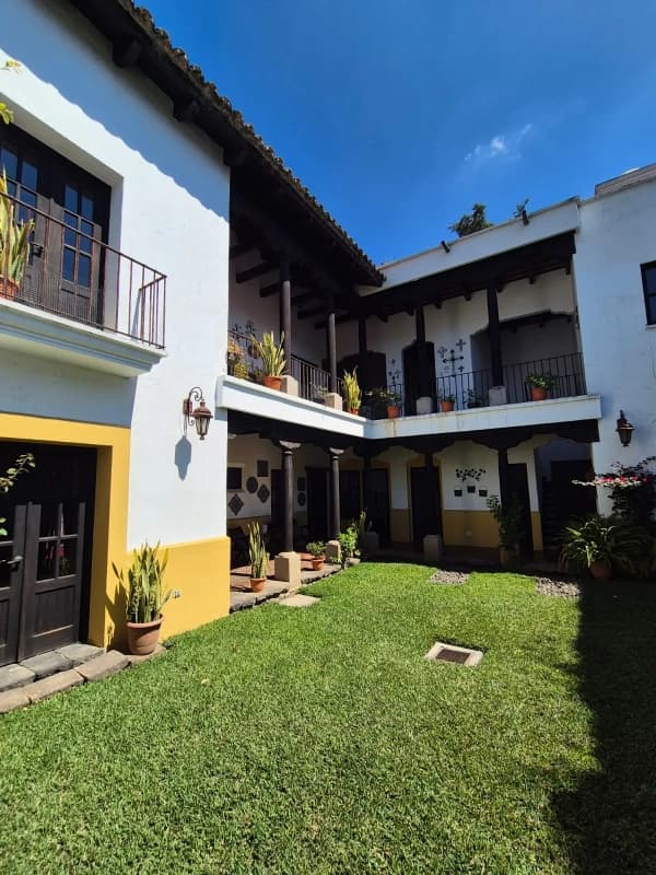 ENCANTADORA PROPIEDAD COLONIAL EN VENTA EN EL CASCO DE LA ANTIGUA GUATEMALA - SECTOR RUINAS DE LA CANDELARIA