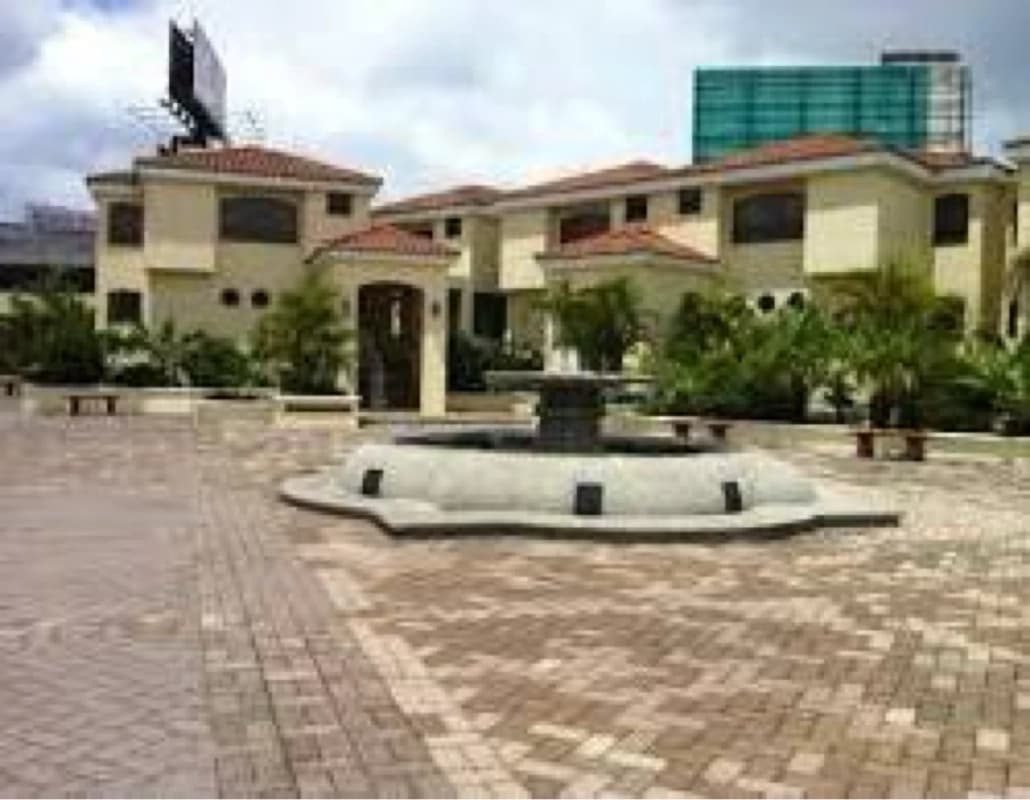 Casa en Venta – Condominio Broken Sound Zona 10