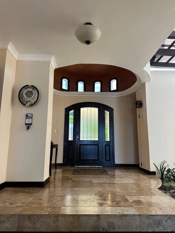 Amplia casa en venta en zona 7, Mixco con jardín grande ideal para construir!