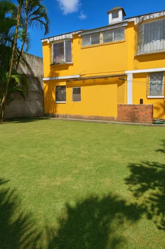 Vendo casa de 2 niveles en Colonia Lourdes zona 16 para Remodelar