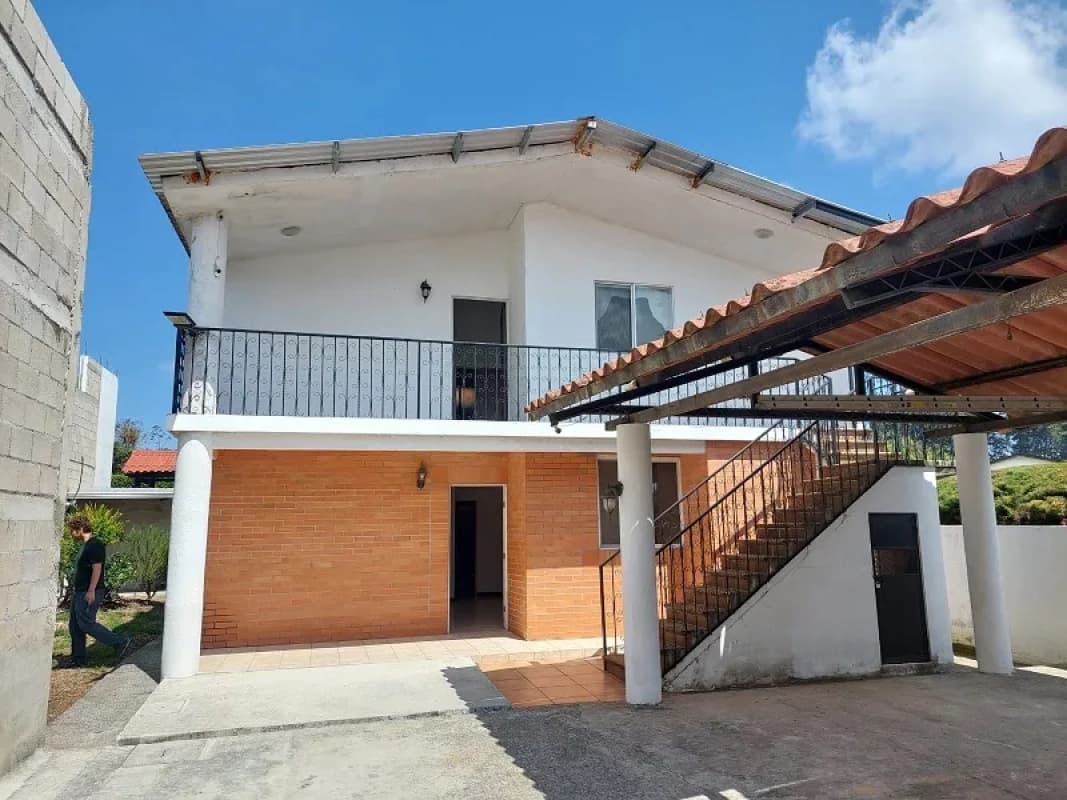 Vendo en Carretera a El Salvador Km 19.5 Cumbres de San Nicolas Propiedad con 2 apartamentos y amplio terreno.