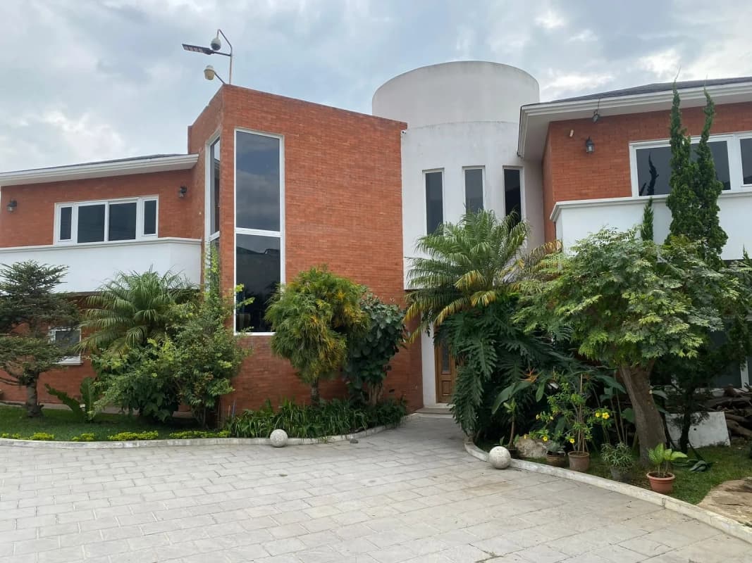 Casa Comercial en renta en Jacarandas de Cayalá, fuera de garita, zona 16