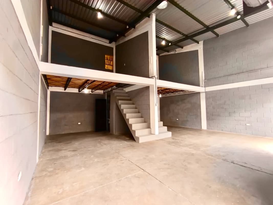 Zona 12 • Bodega en Renta • Colonia La Reformita • 100 M²