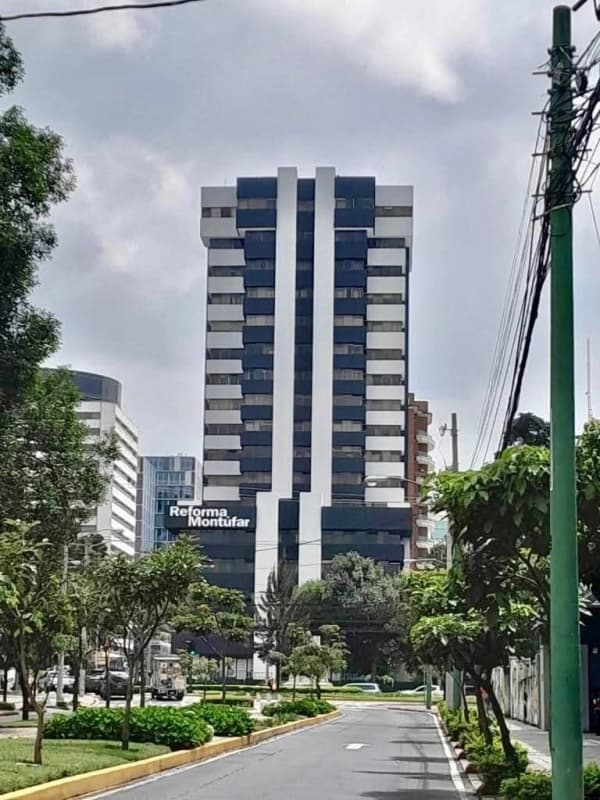 RENTA DE OFICINA, EN EDIFICIO REFORMA MONTUFAR ZONA 10.