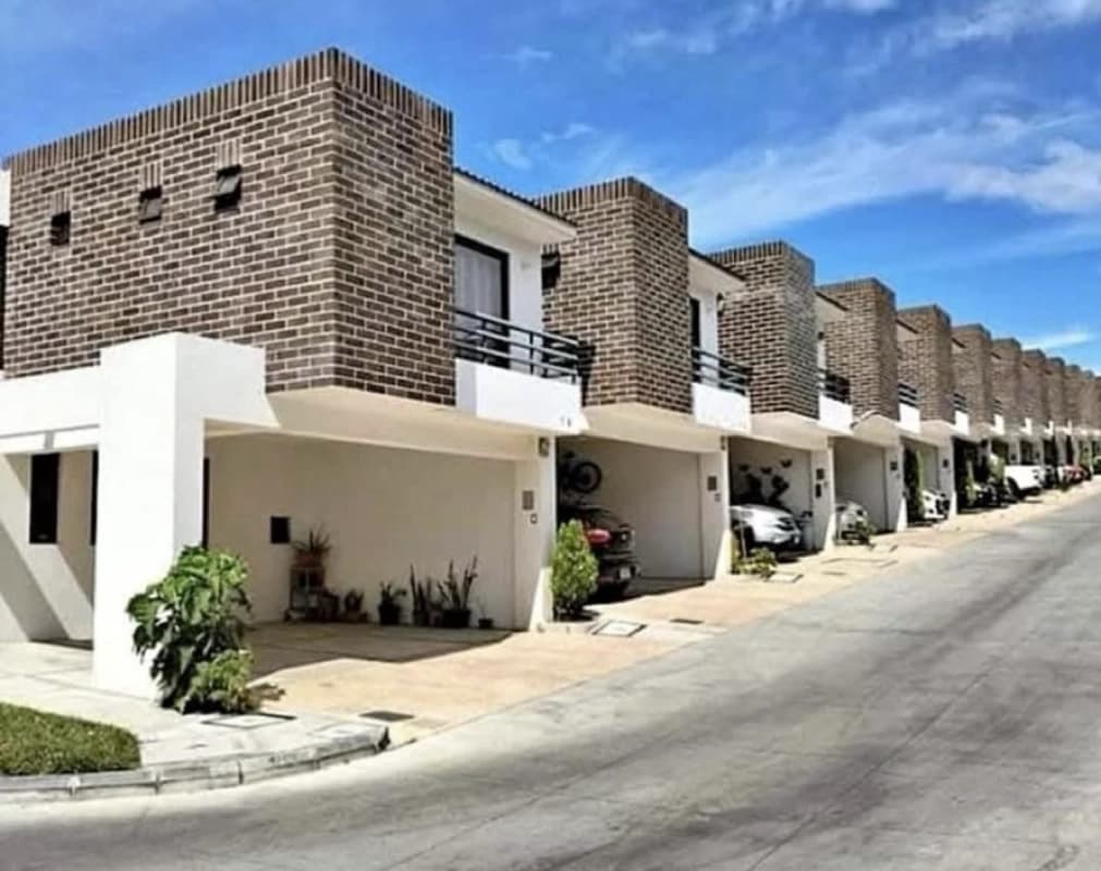 PRADOS DEL CARMEN / CASA EN VENTA DE 4 HABITACIONES