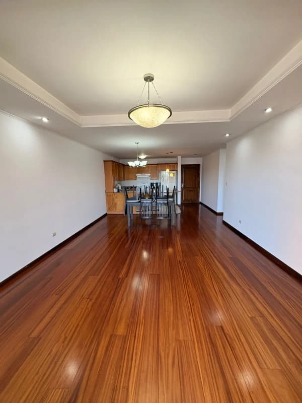 Venta de Apartamento en Edificio Torre del Valle zona 10 cerca de CC La Estación