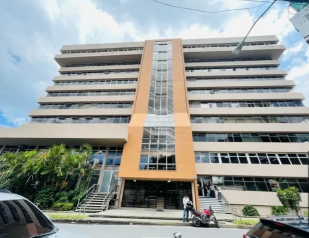 ALQUILER DE CÉNTRICA Y AMPLIA OFICINA - PLAZA MARITIMA, ZONA 10