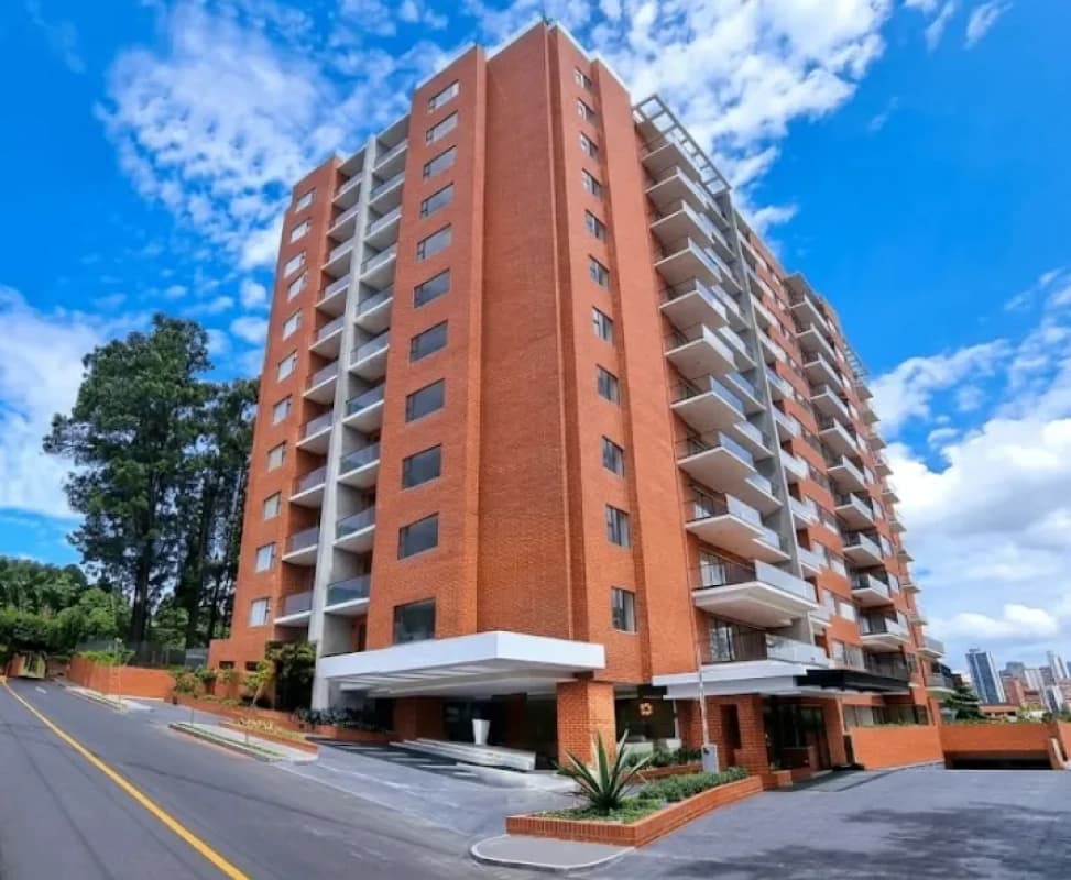 Rento amplio apartamento con jardín en Edificio Lucca, Zona 10