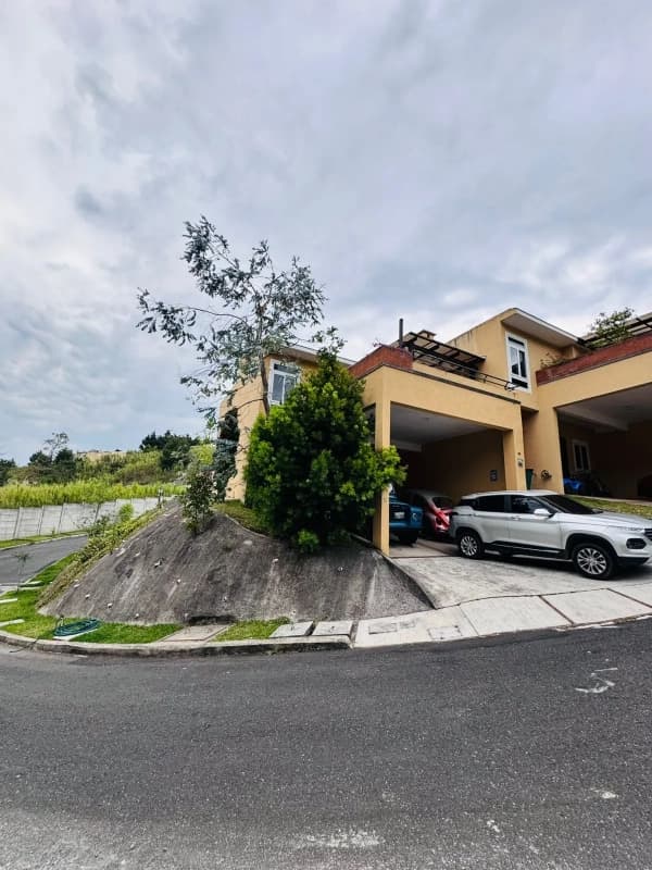 📍 CASA EN ALQUILER – ESQUINA + JARDÍN | BOSQUES DE ARRAZOLA | KM 18.5 CES