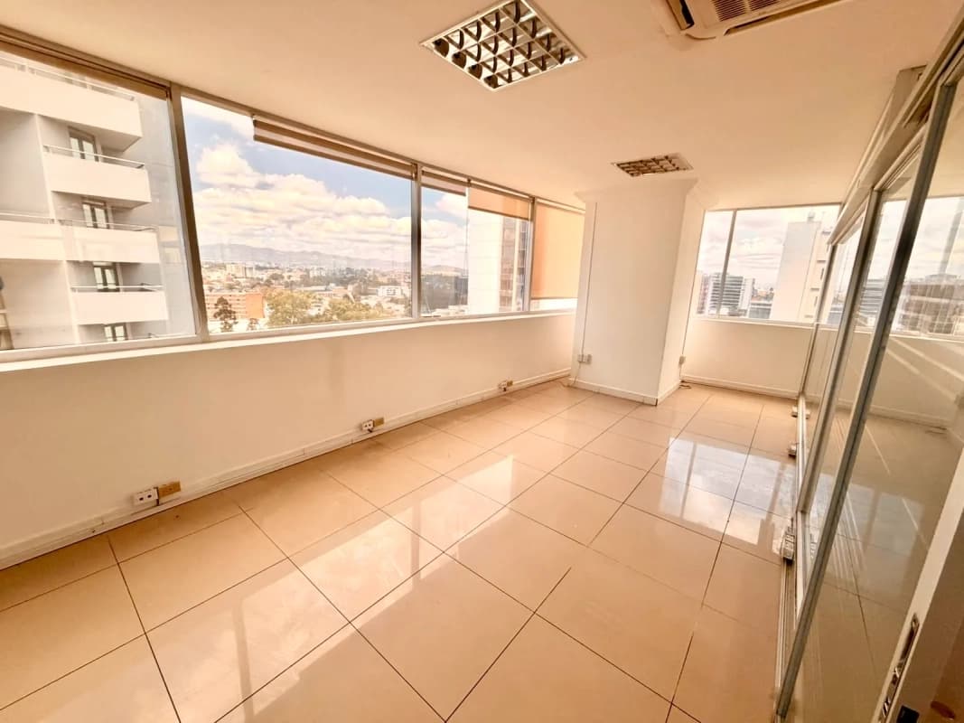 Zona 10 • Oficina en Renta • Edificio Dubai Center • 5 oficinas privadas