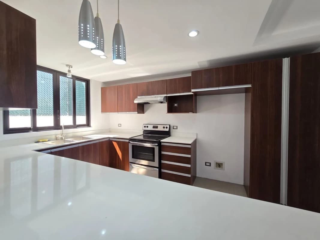 CASA EN RENTA EN ZONA 14, CONDOMINIO EXCLUSIVO.