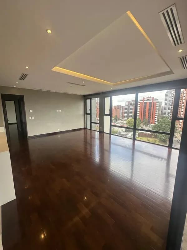 Apartamento en Renta – Zona 14, Edificio Santa Inés del Parque