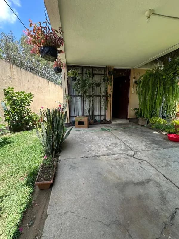 Venta de casa en Zona 11 Las Charcas dentro de garita