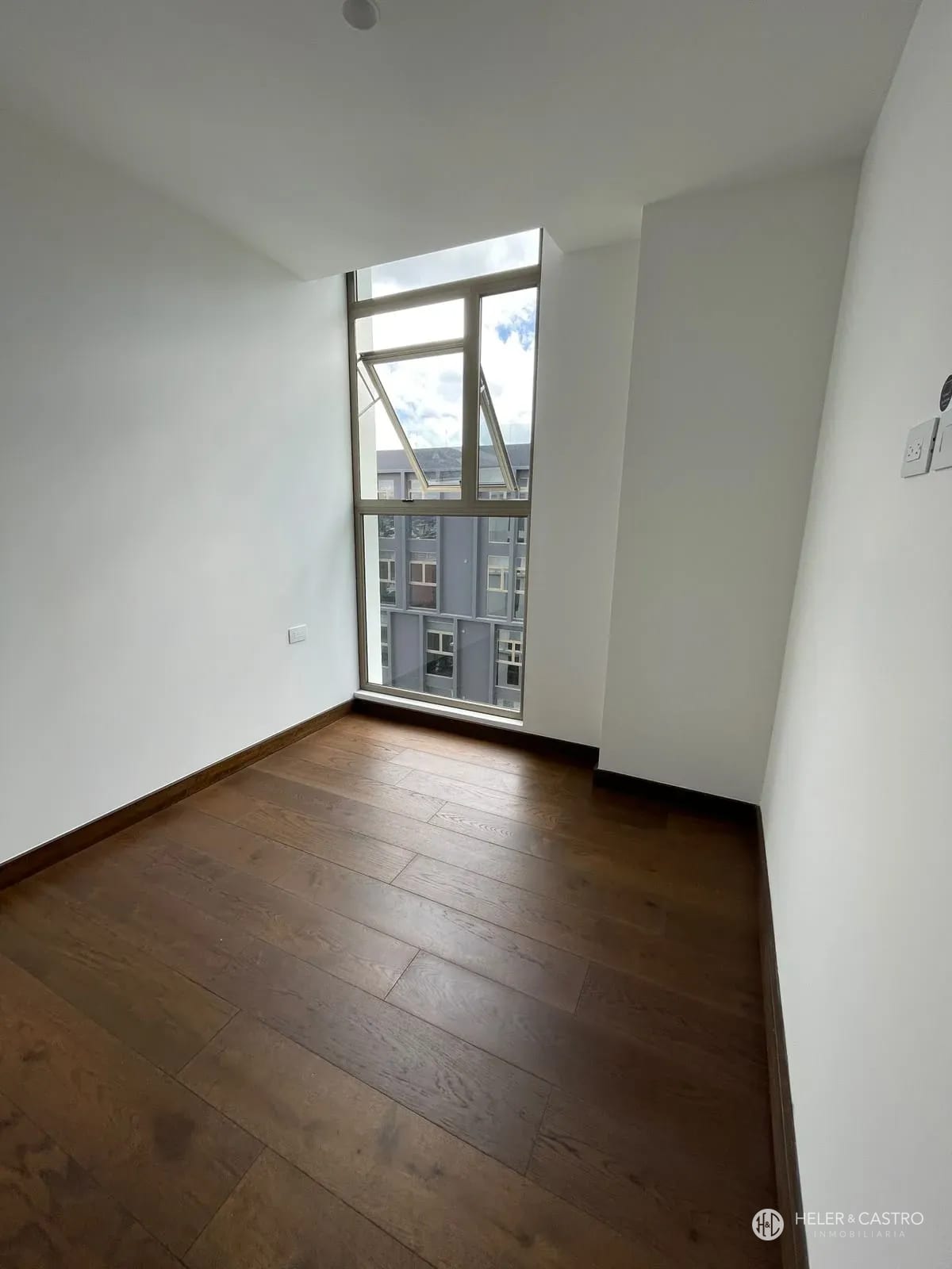 Comodo y moderno apartamento — Apartamento en Alquiler en Atarah, Zona 10, Guatemala, Ciudad — foto 3 de 11