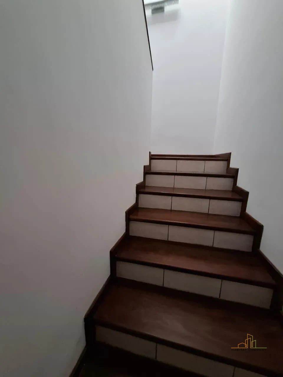 Gradas con descanso a segundo nivel — Casas en renta zona 15 - Vista Hermosa 3 - Dentro de garita — Casa en Alquiler en Vista Hermosa III, Zona 15, Guatemala, Ciudad — foto 6 de 6