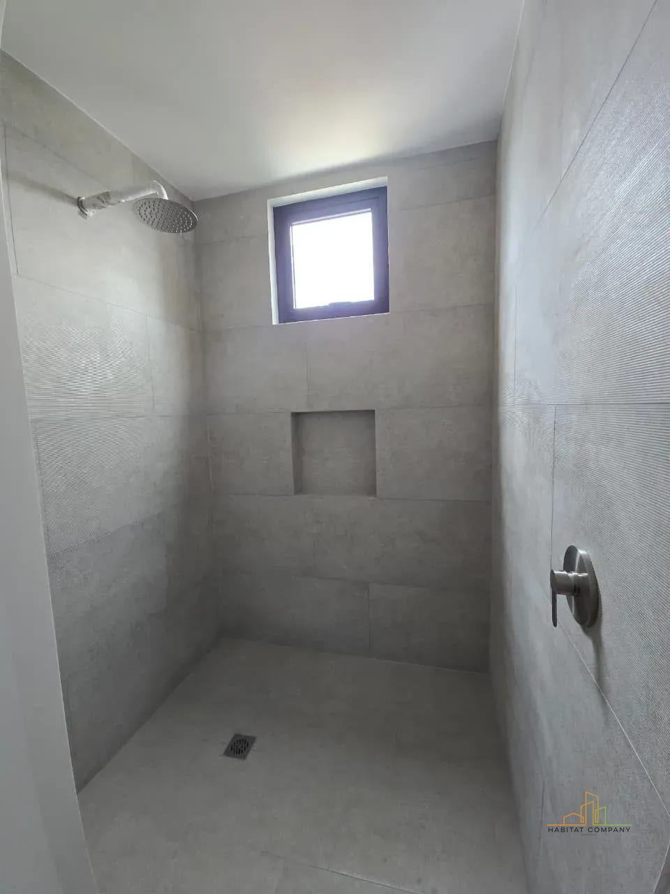 ofibodega - bounganvilias-zona-18-baño — Ofibodegas en Renta Calzada la Paz,Ofibodegas Las Bouganvilias zona 18 — Bodega / Ofibodega en Alquiler en Zona 18, Guatemala, Ciudad — foto 6 de 6