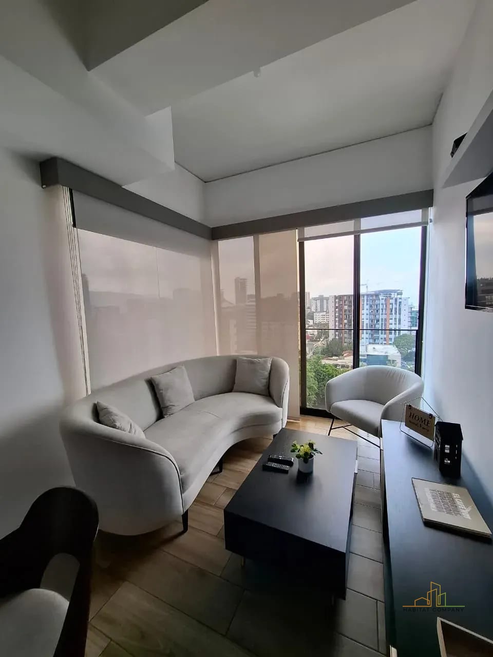sala y balcón amueblado — Apartamento Amueblado Renta Zona 13 Vista al Aeropuerto -2 Dormitorios — Apartamento en Alquiler en Zona 10, Guatemala, Ciudad — foto 2 de 9