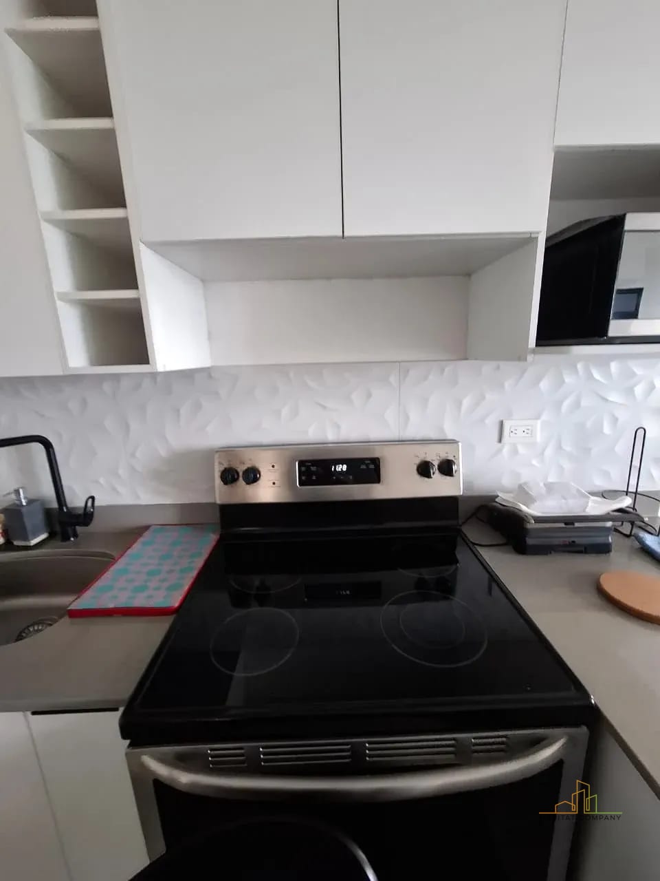 Estufa eléctrica y Refri — Apartamento Amueblado Renta Zona 13 Vista al Aeropuerto -2 Dormitorios — Apartamento en Alquiler en Zona 10, Guatemala, Ciudad — foto 6 de 9
