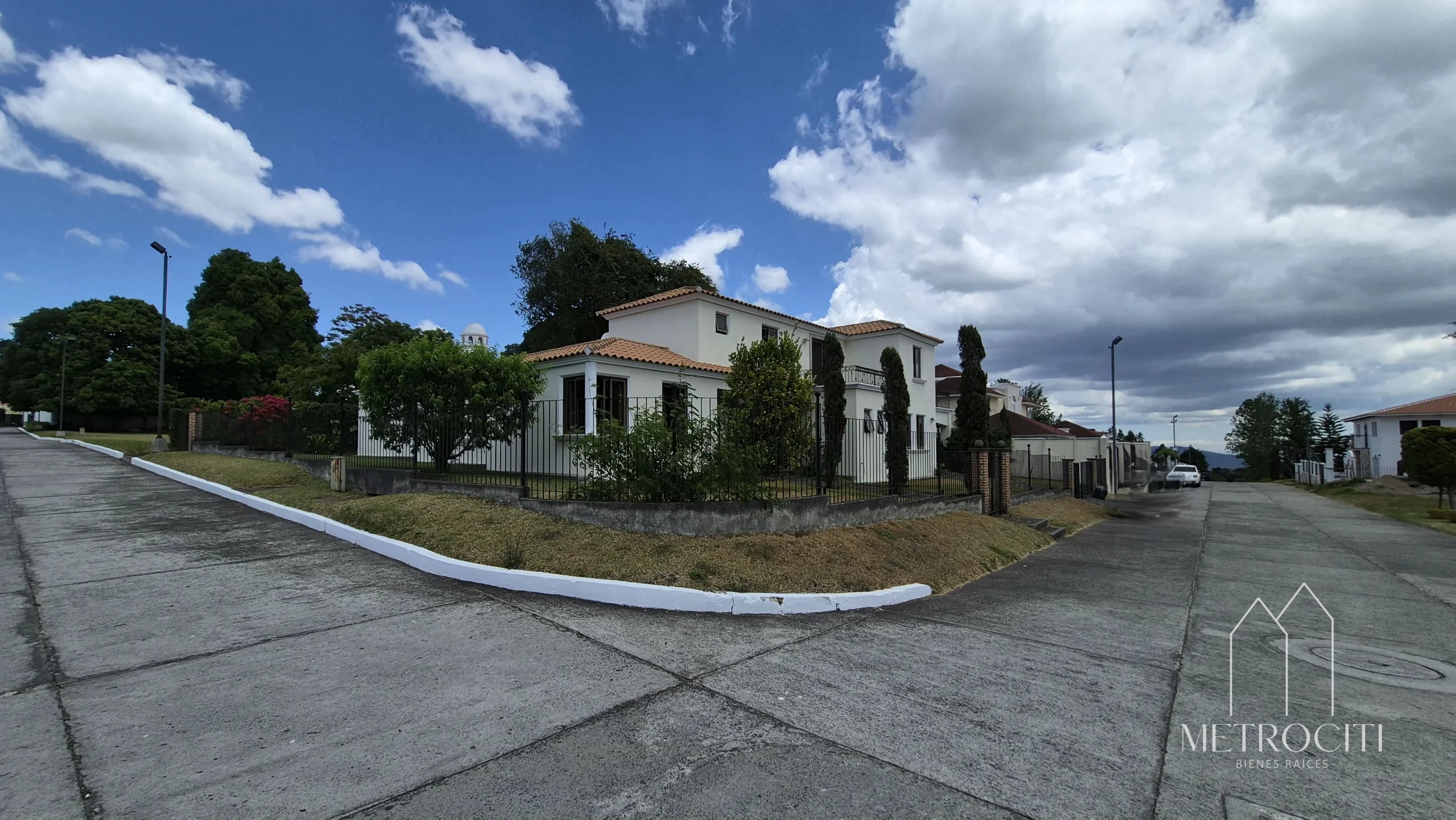 En venta hermosa casa de esquina en carretera a El Salvador - 1