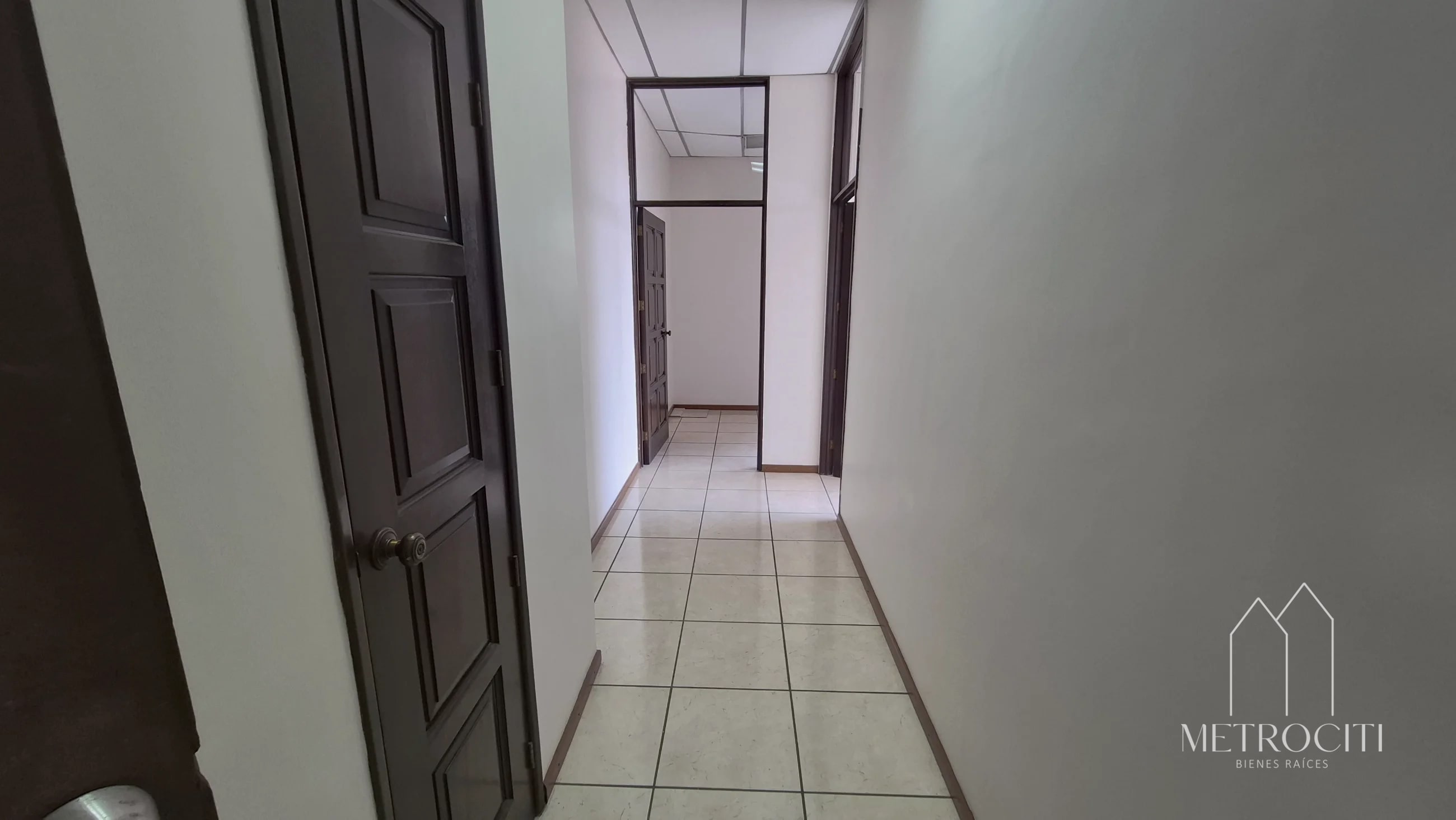 Se renta oficina amplia en edificio El centro zona 1 - 7
