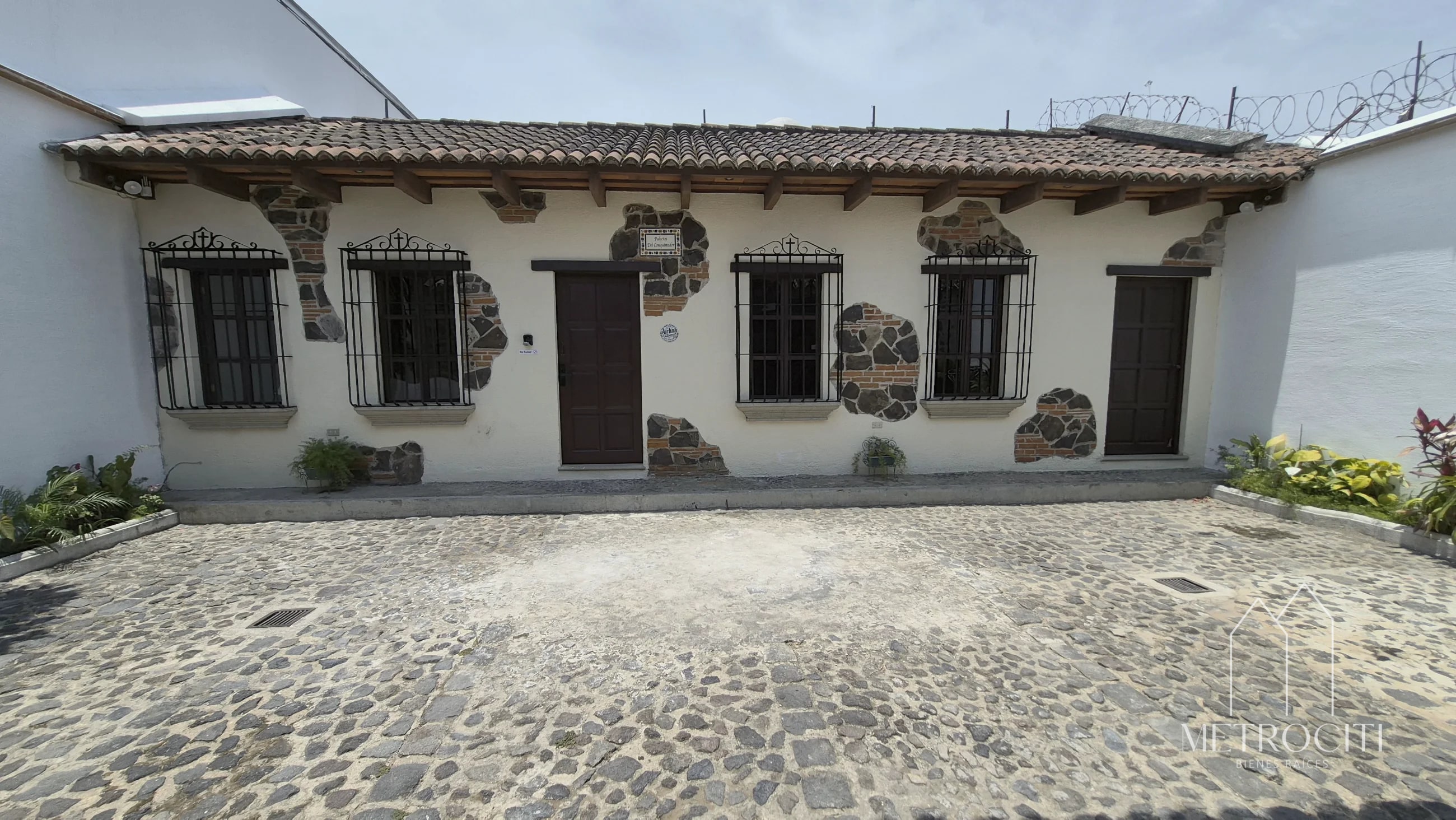 Se renta amplia casa estilo colonial en Antigua Guatemala - 1