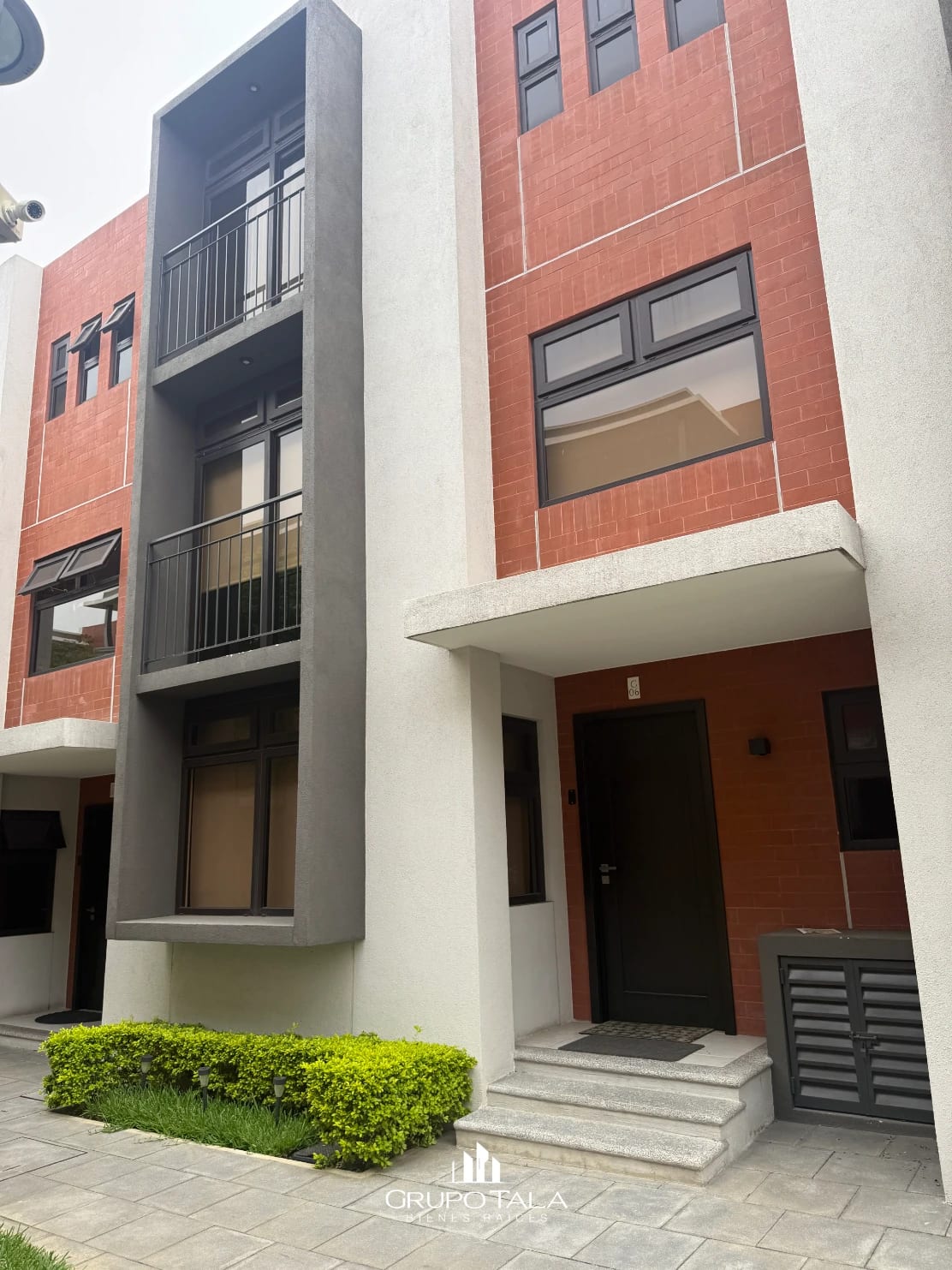 Espectacular Casa en Venta Condado Naranjo Mixco — Casa en Venta en Condado Naranjo, Zona 4 Mixco, Guatemala, Ciudad — foto 1 de 8