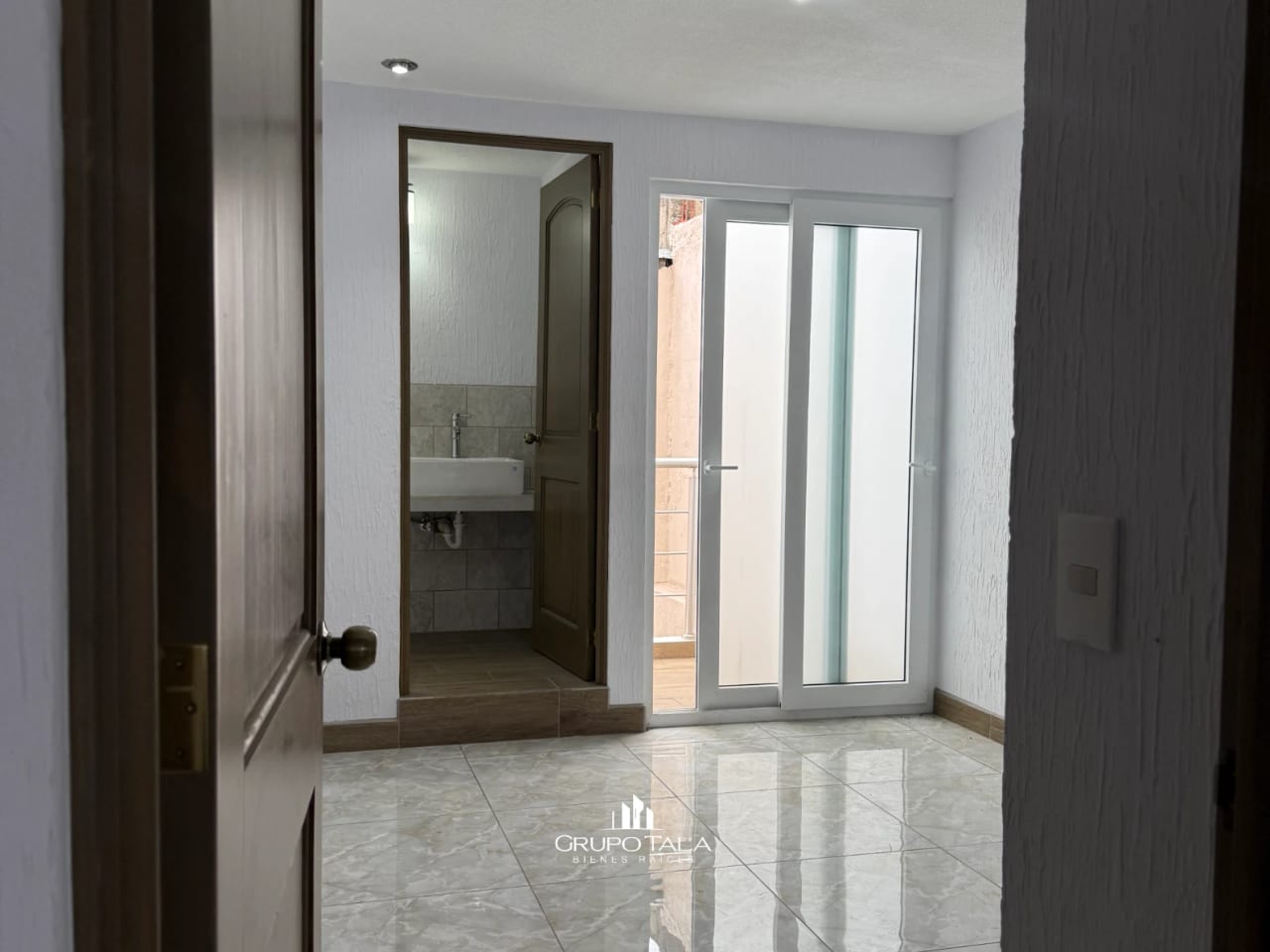 Amplia casa en venta, Nueva Monserrat, Zona 3 de Mixco🏠 — Casa en Venta en Nueva Montserrat, Zona 3 Mixco, Guatemala, Ciudad — foto 5 de 7