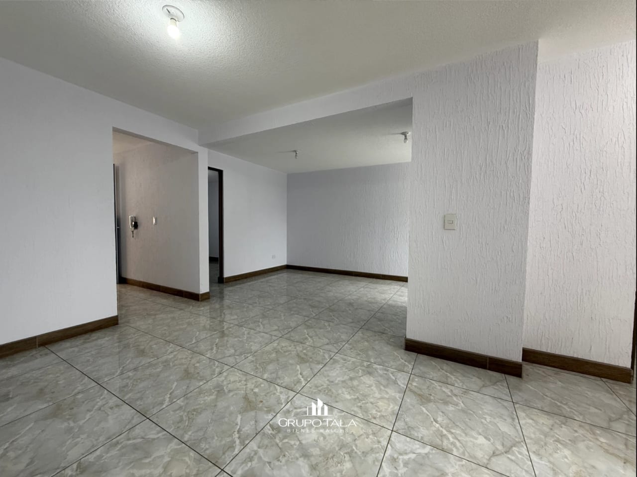 Amplia casa en venta, Nueva Monserrat, Zona 3 de Mixco🏠 — Casa en Venta en Nueva Montserrat, Zona 3 Mixco, Guatemala, Ciudad — foto 6 de 7