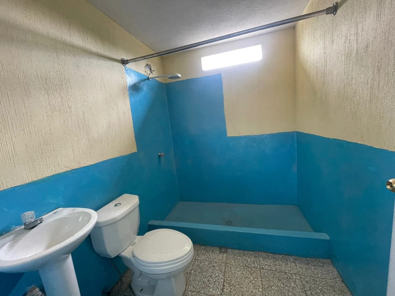 RENTO CASA IDEAL PARA OFICINAS EN COLONIA LA BRIGADA ZONA 7 DE MIXCO — Casa en Alquiler en Zona 7 Mixco, Guatemala, Ciudad — foto 5 de 17