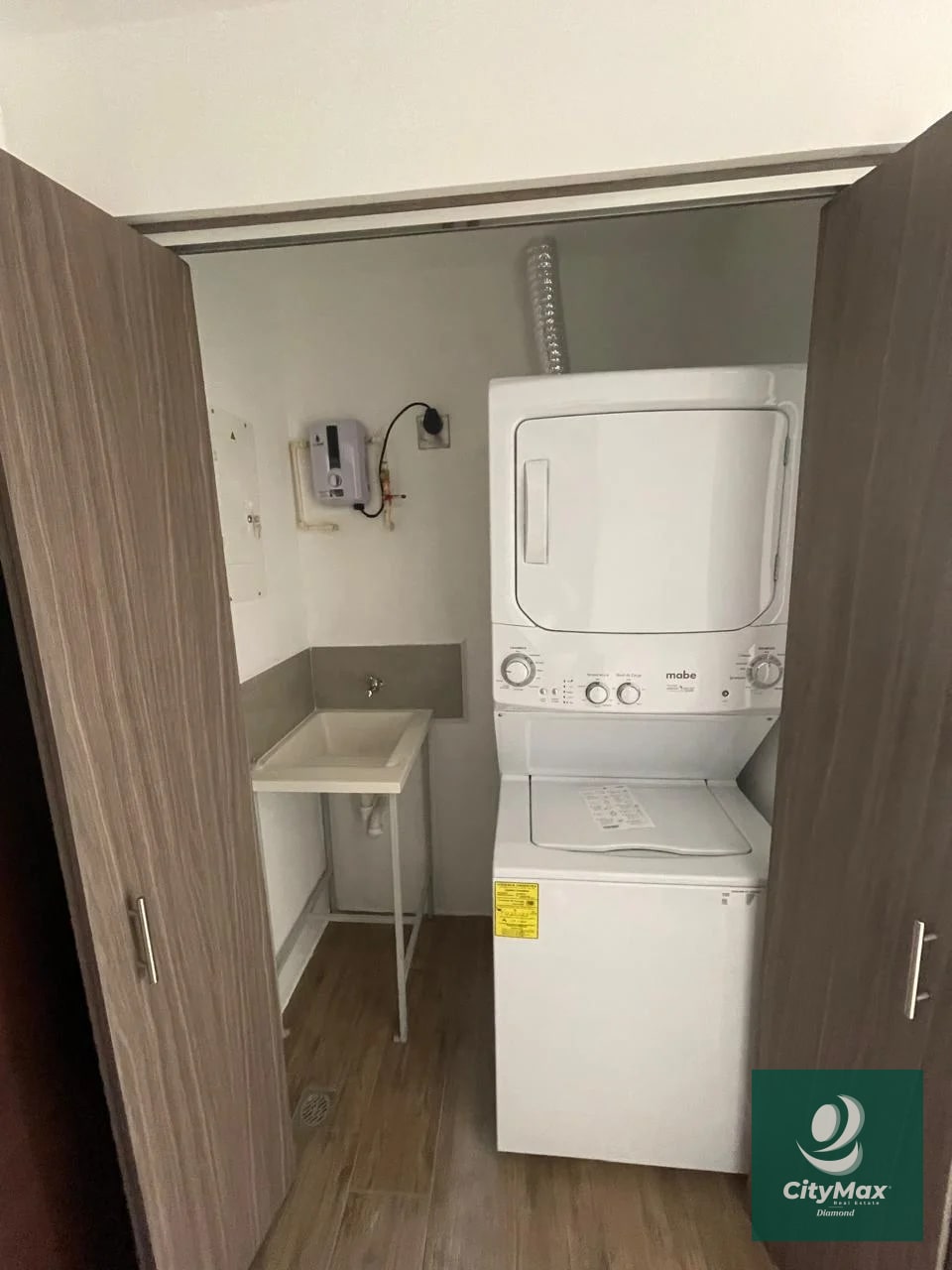 APARTAMENTO EN RENTA EN ZONA 10 - 4