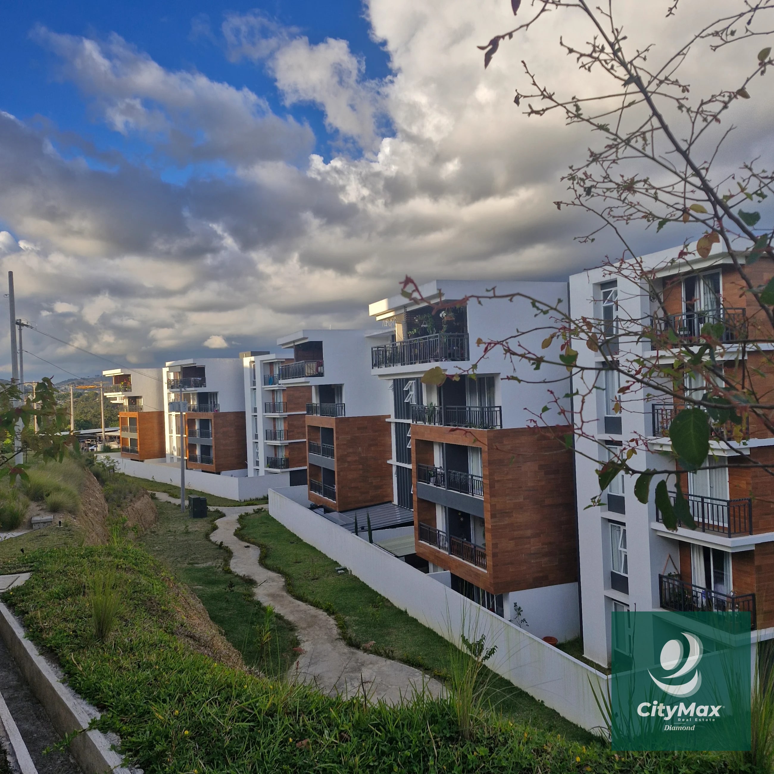 Apartamento en venta en zona 16 de 3 habitaciones con Jardín - 1