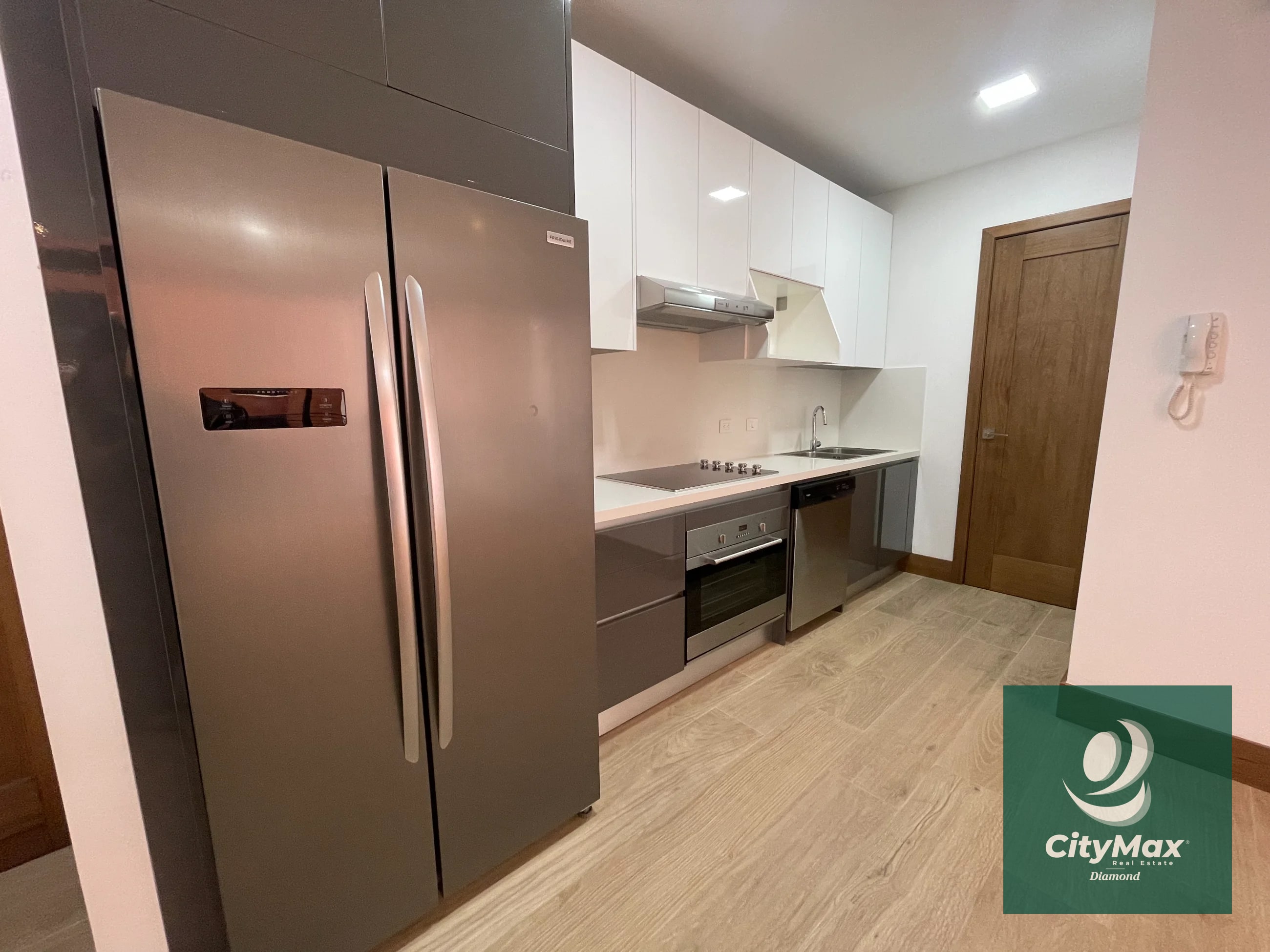 Apartamento en Renta en Vista Hermosa 1 Zona 15 Guatemala Apartamento ubicado en 2do nivel cuenta con 120m² incluye balcón y 2 parqueos • Vestíbulo • Cocina abierta • Sala-comedor con balcón • Lavandería con equipo • Dormitorio secundario o estudio con baño completo • Dormitorio principal con closet y baño completo • 2 parqueos PAA-019-11-17-8 USD1,000 Precio de Renta incluye mantenimiento e IVA - 7
