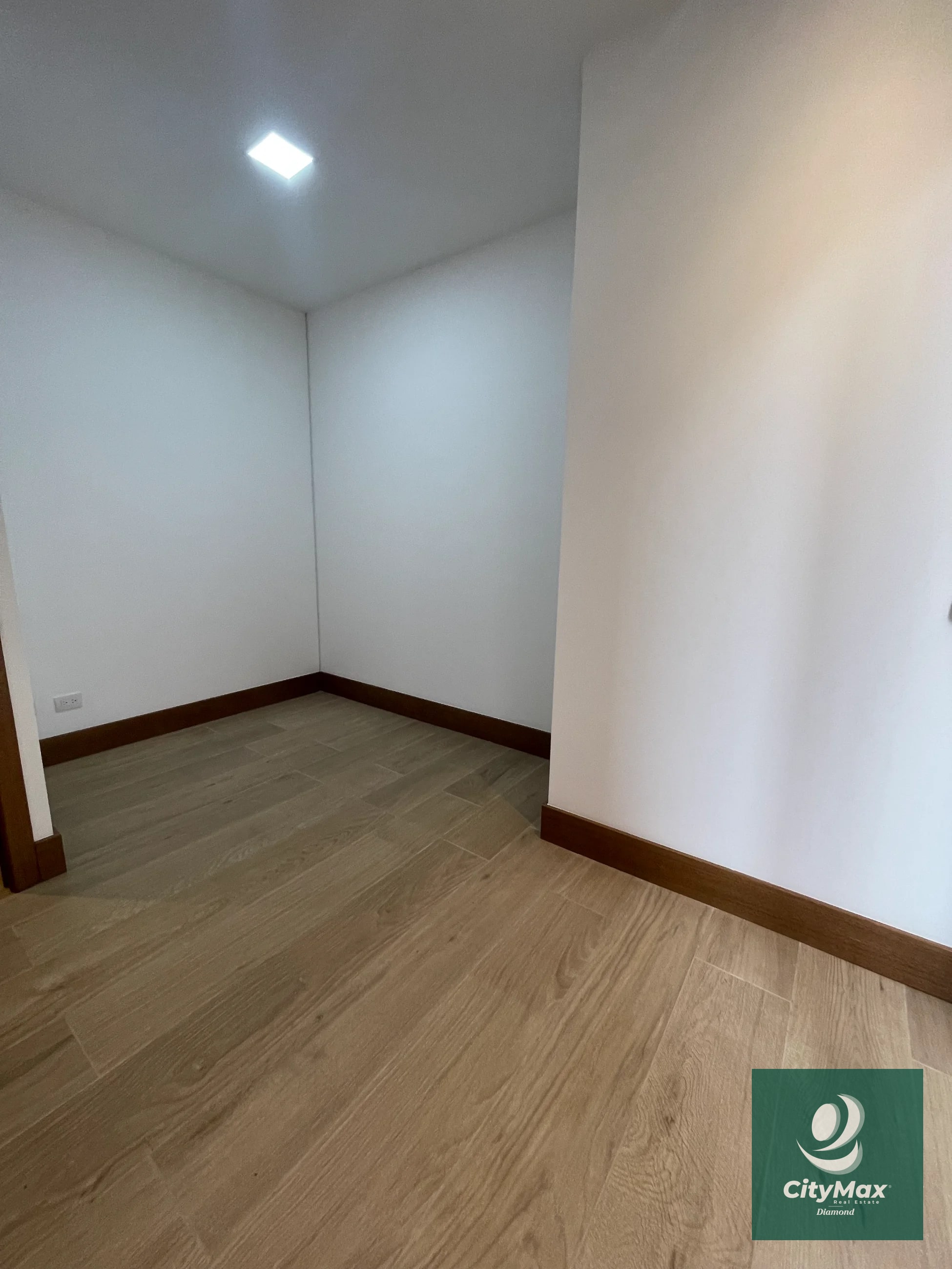 Apartamento en Renta en Vista Hermosa 1 Zona 15 Guatemala Apartamento ubicado en 2do nivel cuenta con 120m² incluye balcón y 2 parqueos • Vestíbulo • Cocina abierta • Sala-comedor con balcón • Lavandería con equipo • Dormitorio secundario o estudio con baño completo • Dormitorio principal con closet y baño completo • 2 parqueos PAA-019-11-17-8 USD1,000 Precio de Renta incluye mantenimiento e IVA - 12